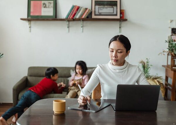 4 Low-Stress Ideas to Balance Freelancing With Your Home Life