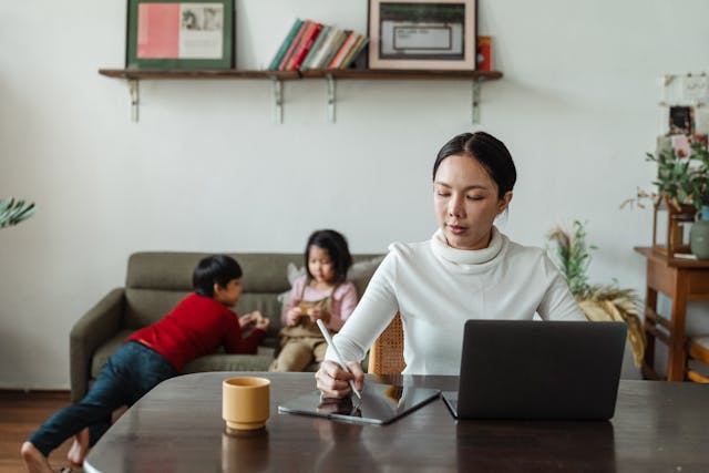 4 Low-Stress Ideas to Balance Freelancing With Your Home Life