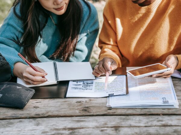 Crafting Engaging Articles with Industry Trend Insights